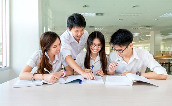 cac-dai-hoc-tuyen-sinh-nhom-nganh-kinh-te-cong-nghe-nhieu-nhat
